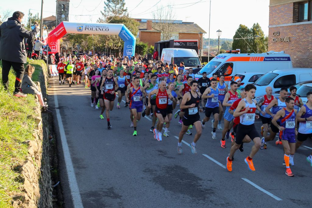 Salida de la categoría de absolutos en la quinta edición de la carrera popular de Nochebuena de Polanco