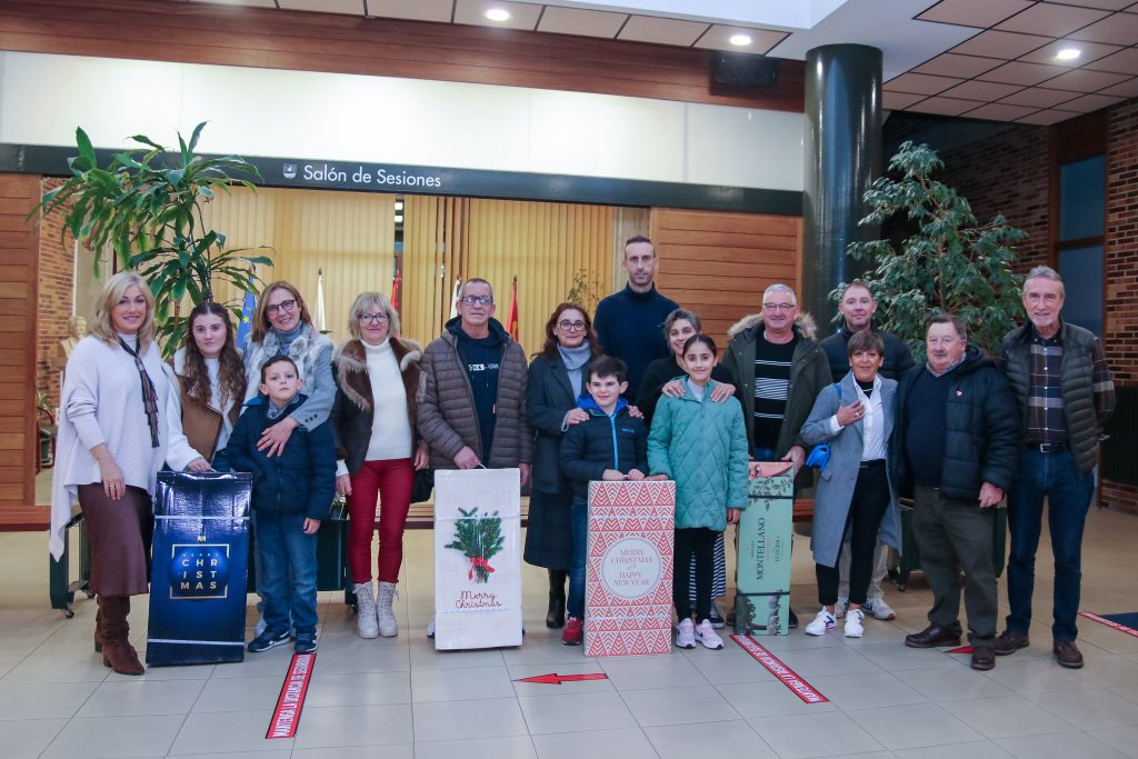 Ganadores del primer concurso de decoración navideña convocada por el Ayuntamiento de Polanco junto a la alcaldesa y miembros del jurado