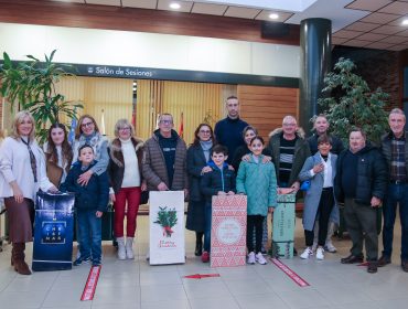 Ganadores del primer concurso de decoración navideña convocada por el Ayuntamiento de Polanco junto a la alcaldesa y miembros del jurado