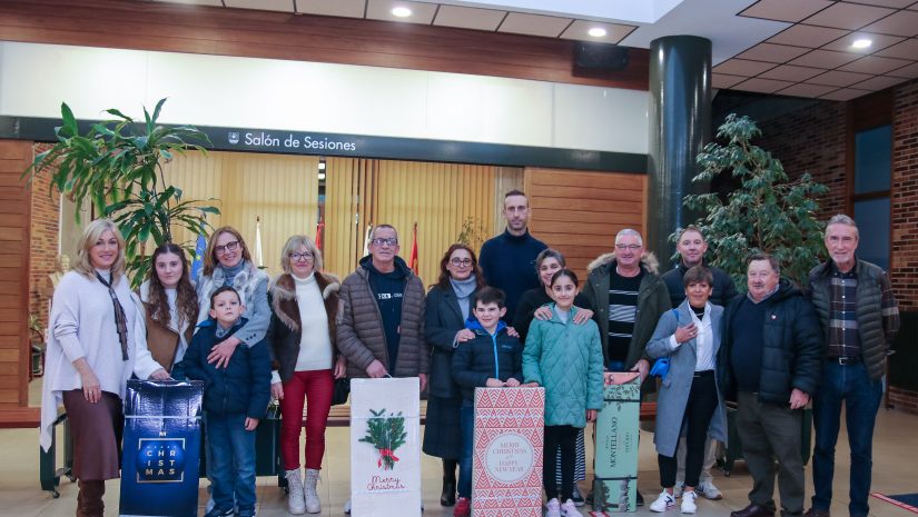 Ganadores del primer concurso de decoración navideña convocada por el Ayuntamiento de Polanco junto a la alcaldesa y miembros del jurado
