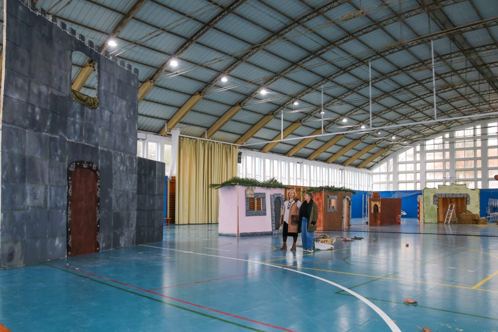 La alcaldesa, Rosa Díaz, y la concejal de Cultura, Alicia Martínez Bustillo, visitando los trabajos de construcción de los decorados donde se recibirá a los Magos en el pabellón polideportivo