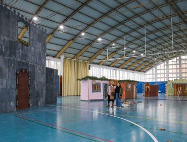 La alcaldesa, Rosa Díaz, y la concejal de Cultura, Alicia Martínez Bustillo, visitando los trabajos de construcción de los decorados donde se recibirá a los Magos en el pabellón polideportivo