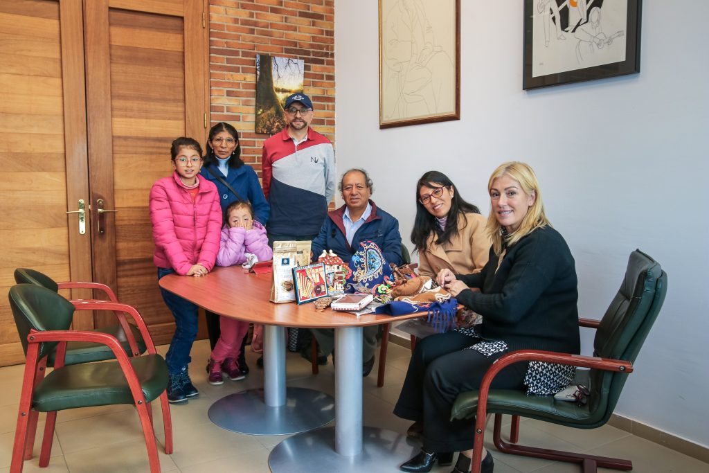 La alcaldesa de Polanco, Rosa Díaz, junto a Lesly Menocal, su marido, sus padres y sus dos hijas en su visita al municipio