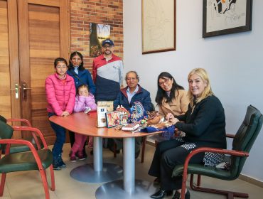 La alcaldesa de Polanco, Rosa Díaz, junto a Lesly Menocal, su marido, sus padres y sus dos hijas en su visita al municipio