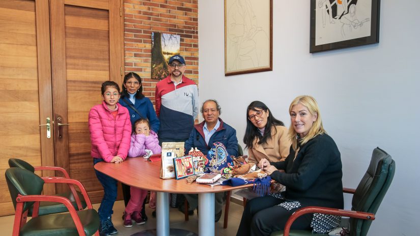 La alcaldesa de Polanco, Rosa Díaz, junto a Lesly Menocal, su marido, sus padres y sus dos hijas en su visita al municipio