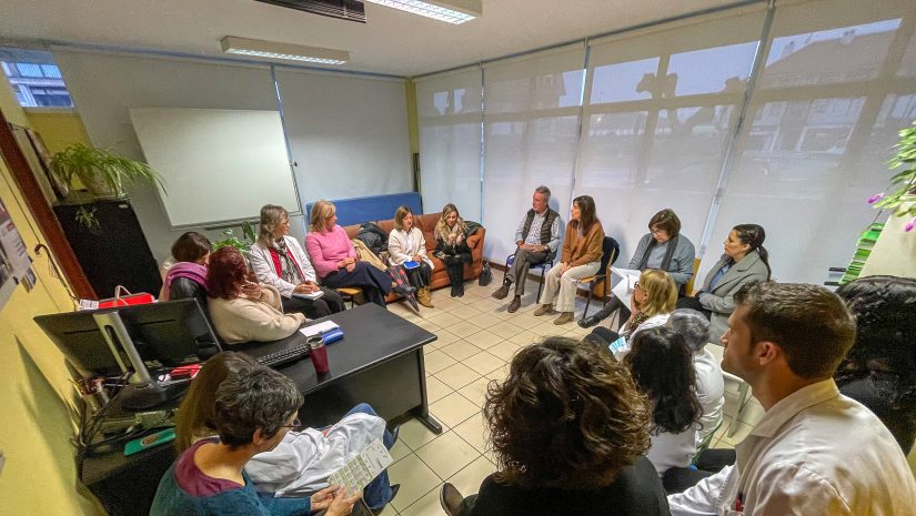 Responsables municipales, de los Servicios Sociales, de las dos farmacias del municipio y del personal del centro de salud en la reunión para coordinar el nuevo servicio