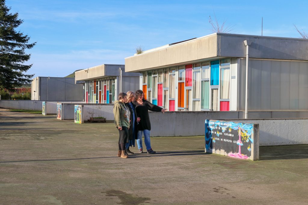 La alcaldesa de Polanco, Rosa Díaz, y la concejal de Cultura, Alicia Martínez Bustillo, junto a Mar Pajarón han inaugurado los nuevos murales de la artista en el colegio de Requejada