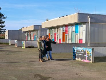 La alcaldesa de Polanco, Rosa Díaz, y la concejal de Cultura, Alicia Martínez Bustillo, junto a Mar Pajarón han inaugurado los nuevos murales de la artista en el colegio de Requejada