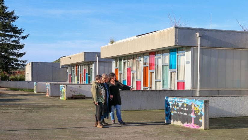 La alcaldesa de Polanco, Rosa Díaz, y la concejal de Cultura, Alicia Martínez Bustillo, junto a Mar Pajarón han inaugurado los nuevos murales de la artista en el colegio de Requejada