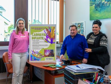 Los concejales Fernando Sañudo, Isabel Herrera y María José Fernández muestran el cartel del Carnaval infantil