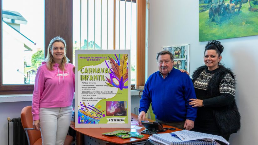 Los concejales Fernando Sañudo, Isabel Herrera y María José Fernández muestran el cartel del Carnaval infantil