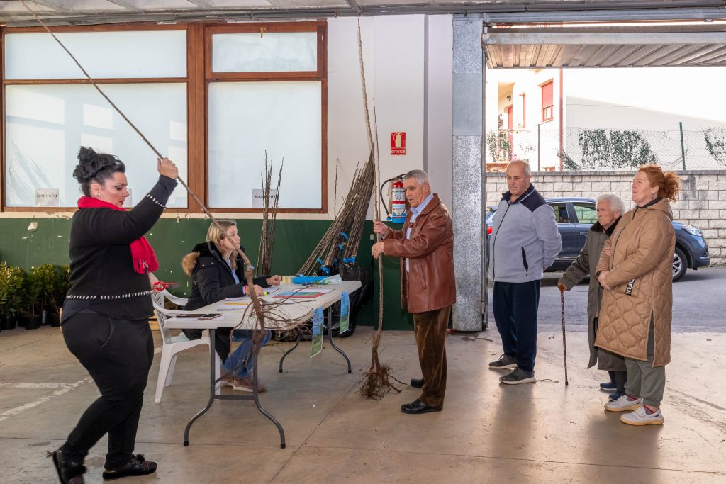 La alcaldesa y los concejales Isabel Herrera y María José Álvarez hacen entrega de los árboles a los vecinos de Polanco que lo solicitaron