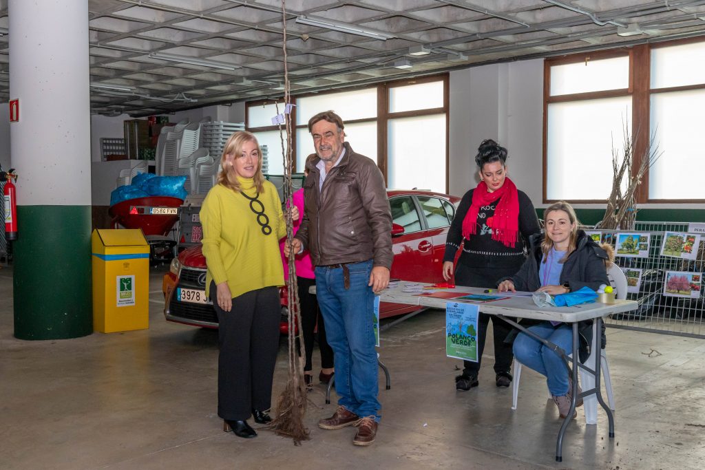 La alcaldesa y los concejales Isabel Herrera y María José Álvarez hacen entrega de los árboles a los vecinos de Polanco que lo solicitaron