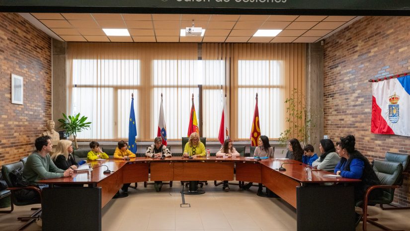 La alcaldesa y representantes municipales junto a los niños integrantes del Consejo de la Infancia de Polanco