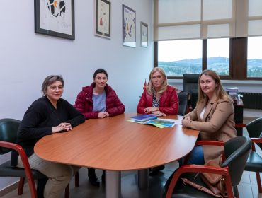 La alcaldesa de Polanco y la concejal de Cultura presentan el proyecto de festival de canción montañesa a las hijas de Julián Revuelta