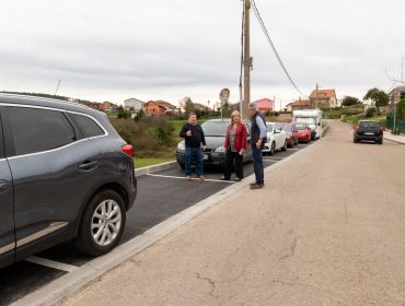 La alcaldesa de Polanco, Rosa Díaz, junto a los concejales de Obras y Barrios, Avelino Rodríguez y Fernando Sañudo, visitando el nuevo aparcamiento