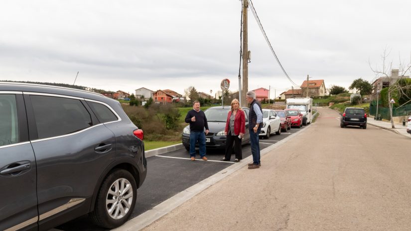 La alcaldesa de Polanco, Rosa Díaz, junto a los concejales de Obras y Barrios, Avelino Rodríguez y Fernando Sañudo, visitando el nuevo aparcamiento