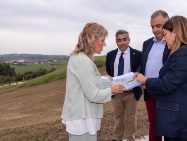 La presidenta de Cantabria, María José Sáenz de Buruaga, junto al consejero de Fomento, Roberto Media, y la alcaldesa, Rosa Díaz, durante la presentación del plan de vivienda en Polanco