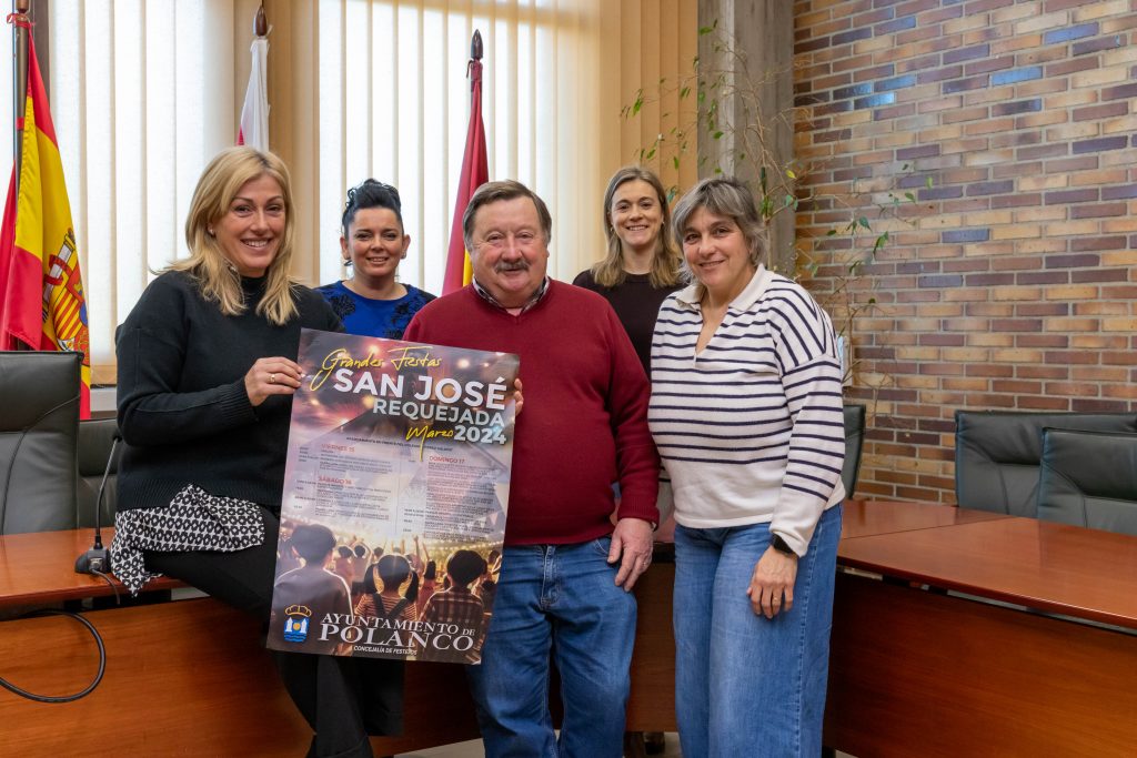 La alcaldesa de Polanco, Rosa Díaz, y el concejal de Festejos, Fernando Sañudo, presentan el cartel de las fiestas junto a otros concejales