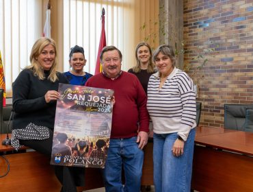 La alcaldesa de Polanco, Rosa Díaz, y el concejal de Festejos, Fernando Sañudo, presentan el cartel de las fiestas junto a otros concejales