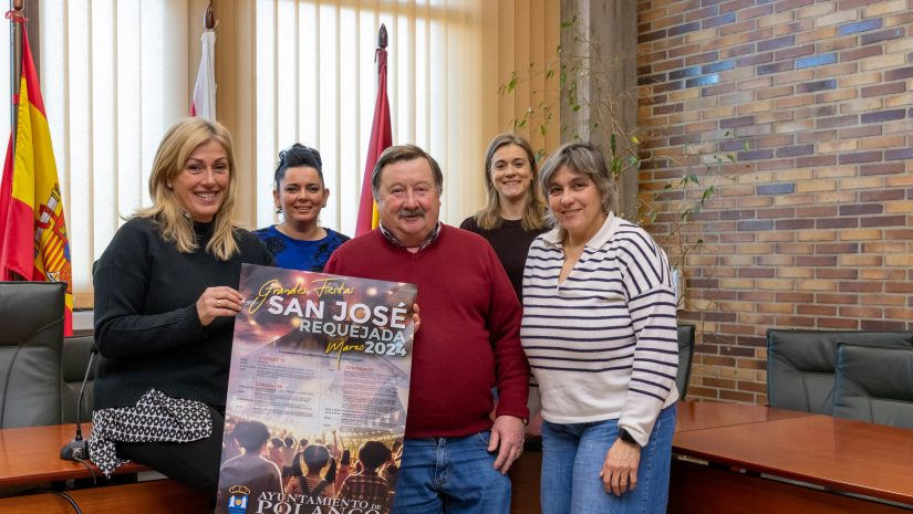 La alcaldesa de Polanco, Rosa Díaz, y el concejal de Festejos, Fernando Sañudo, presentan el cartel de las fiestas junto a otros concejales