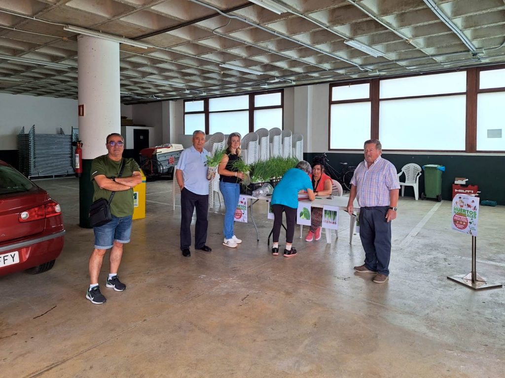 Los concejales de Medio Ambiente, Barrios y Participación Ciudadana, Isabel Herrera Landeras, Fernando Sañudo y María José Álvarez, durante el reparto de planta en la última edición