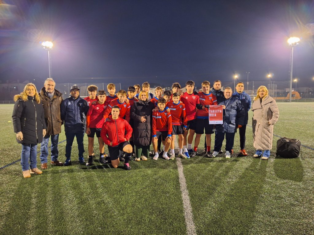 Representantes del Ayuntamiento de Polanco junto a Lourdes Verdeja y entrenadores del CF Polanco en el arranque de la iniciativa 'Tarjeta roja'