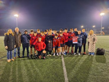 Representantes del Ayuntamiento de Polanco junto a Lourdes Verdeja y entrenadores del CF Polanco en el arranque de la iniciativa 'Tarjeta roja'