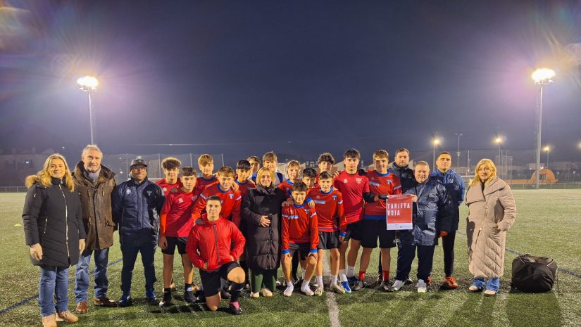 Representantes del Ayuntamiento de Polanco junto a Lourdes Verdeja y entrenadores del CF Polanco en el arranque de la iniciativa 'Tarjeta roja'