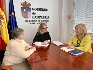 La consejera de Cultura, Eva Guillermina Fernández, junto a la alcaldesa de Polanco, Rosa Díaz, y la concejal de Cultura, Alicia Martínez