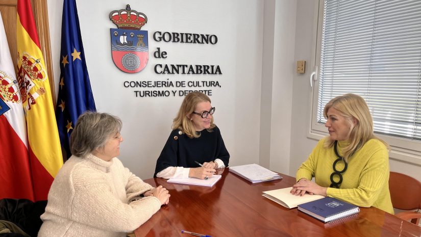 La consejera de Cultura, Eva Guillermina Fernández, junto a la alcaldesa de Polanco, Rosa Díaz, y la concejal de Cultura, Alicia Martínez