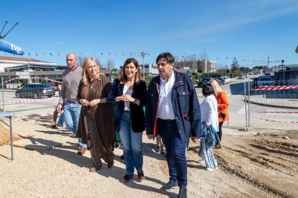El director de la empresa promotora de la residencia, Rubén Otero, junto a la presidenta de Cantabria, María José Sáenz de Buruaga, la alcaldesa de Polanco, Rosa Díaz, y la consejera de Inclusión, Begoña Gómez del Río