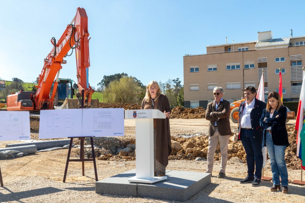 El director de la empresa promotora de la residencia, Rubén Otero, junto a la presidenta de Cantabria, María José Sáenz de Buruaga, la alcaldesa de Polanco, Rosa Díaz, y la consejera de Inclusión, Begoña Gómez del Río