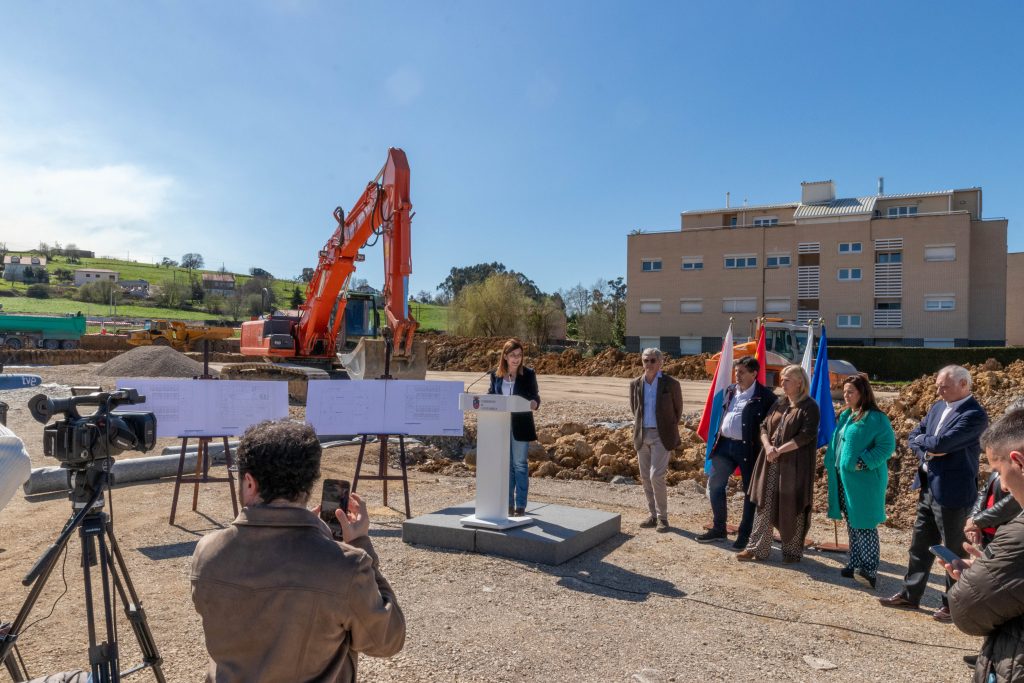 El director de la empresa promotora de la residencia, Rubén Otero, junto a la presidenta de Cantabria, María José Sáenz de Buruaga, la alcaldesa de Polanco, Rosa Díaz, y la consejera de Inclusión, Begoña Gómez del Río