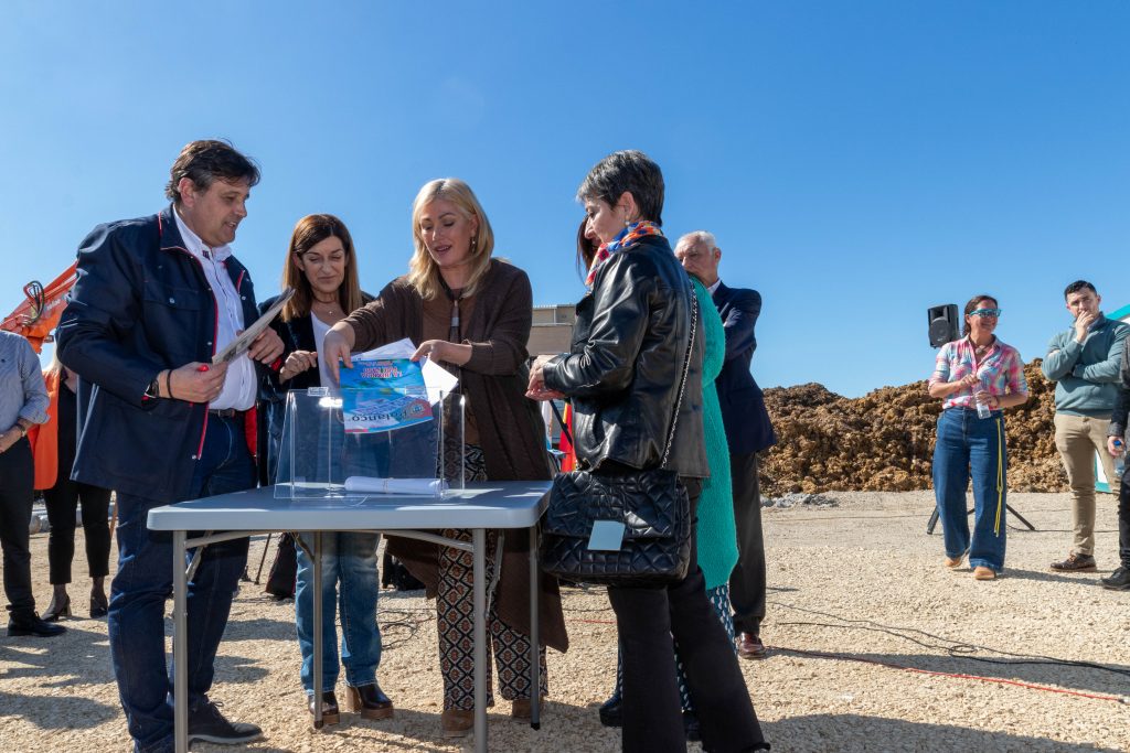 El director de la empresa promotora de la residencia, Rubén Otero, junto a la presidenta de Cantabria, María José Sáenz de Buruaga, la alcaldesa de Polanco, Rosa Díaz, y la consejera de Inclusión, Begoña Gómez del Río