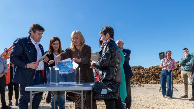 El director de la empresa promotora de la residencia, Rubén Otero, junto a la presidenta de Cantabria, María José Sáenz de Buruaga, la alcaldesa de Polanco, Rosa Díaz, y la consejera de Inclusión, Begoña Gómez del Río