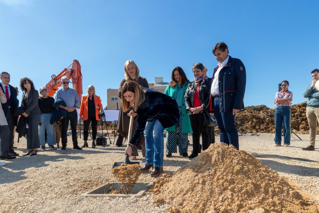 El director de la empresa promotora de la residencia, Rubén Otero, junto a la presidenta de Cantabria, María José Sáenz de Buruaga, la alcaldesa de Polanco, Rosa Díaz, y la consejera de Inclusión, Begoña Gómez del Río