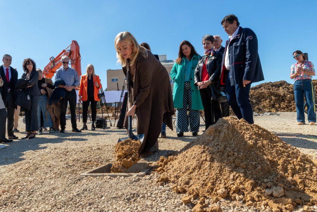 El director de la empresa promotora de la residencia, Rubén Otero, junto a la presidenta de Cantabria, María José Sáenz de Buruaga, la alcaldesa de Polanco, Rosa Díaz, y la consejera de Inclusión, Begoña Gómez del Río