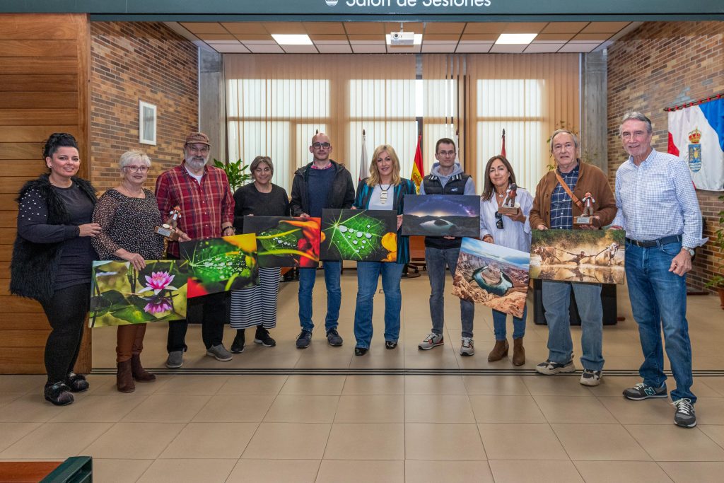 La alcaldesa de Polanco, Rosa Díaz, y la concejal de Cultura, Alicia Martínez Bustillo, con los ganadores de las distintas categorías del concurso de fotografía