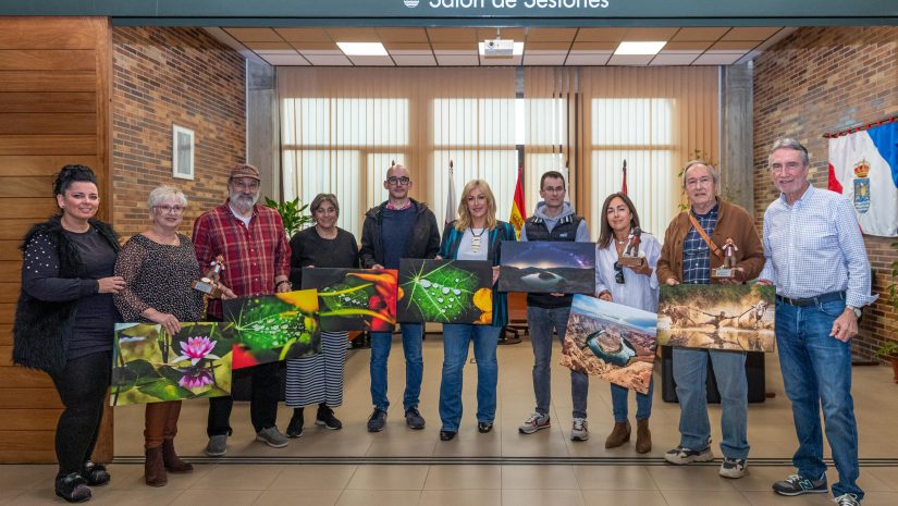 La alcaldesa de Polanco, Rosa Díaz, y la concejal de Cultura, Alicia Martínez Bustillo, con los ganadores de las distintas categorías del concurso de fotografía