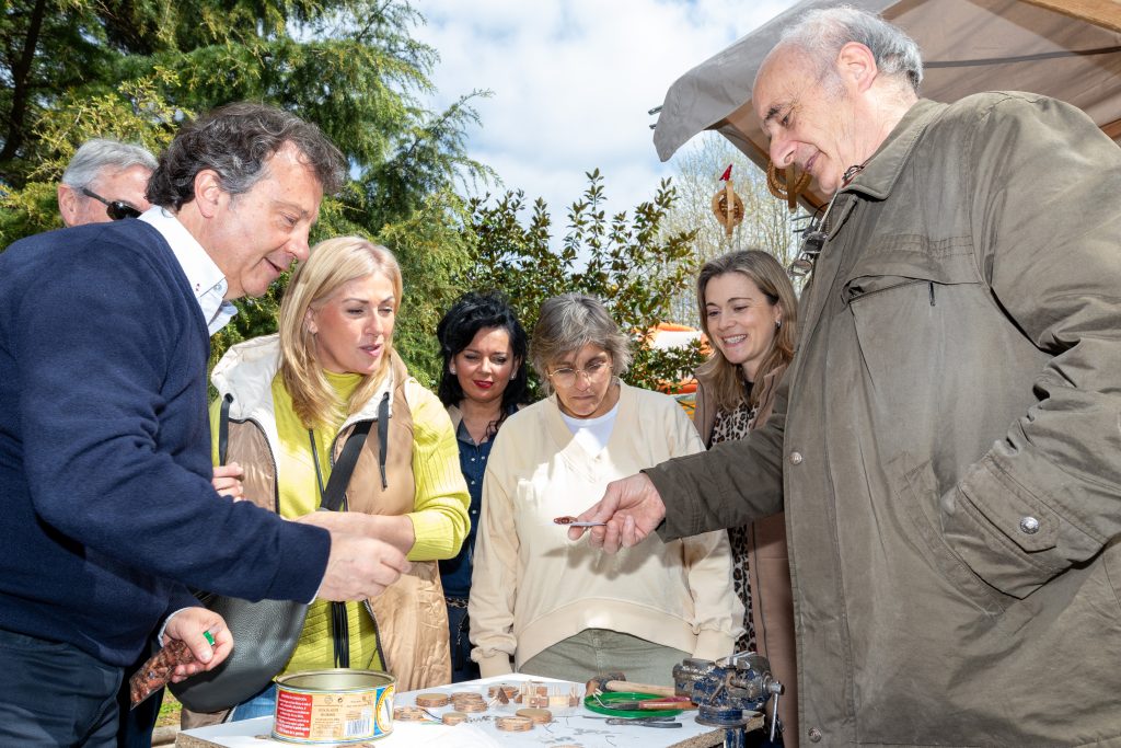 El consejero y la alcaldesa visitan el mercado agroalimentario