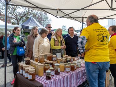 El consejero y la alcaldesa visitan el mercado agroalimentario