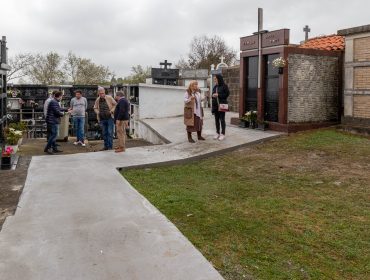 La alcaldesa y el concejal de Obras, junto a técnicos municipales y de la empresa constructora, visitan el desarrollo de los trabajos en el cementerio