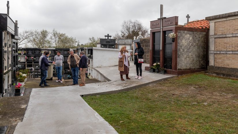 La alcaldesa y el concejal de Obras, junto a técnicos municipales y de la empresa constructora, visitan el desarrollo de los trabajos en el cementerio