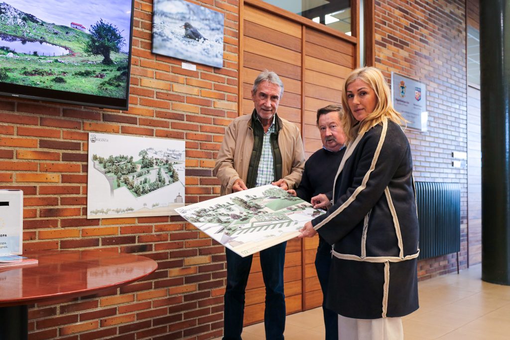 La alcaldesa junto a los concejales de Obras y Barrios, Avelino Rodríguez y Fernando Sañudo, observan los planos del proyecto Prado Infante