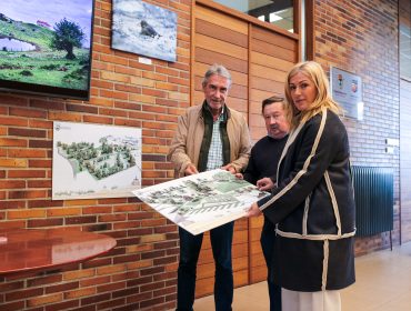 La alcaldesa junto a los concejales de Obras y Barrios, Avelino Rodríguez y Fernando Sañudo, observan los planos del proyecto Prado Infante