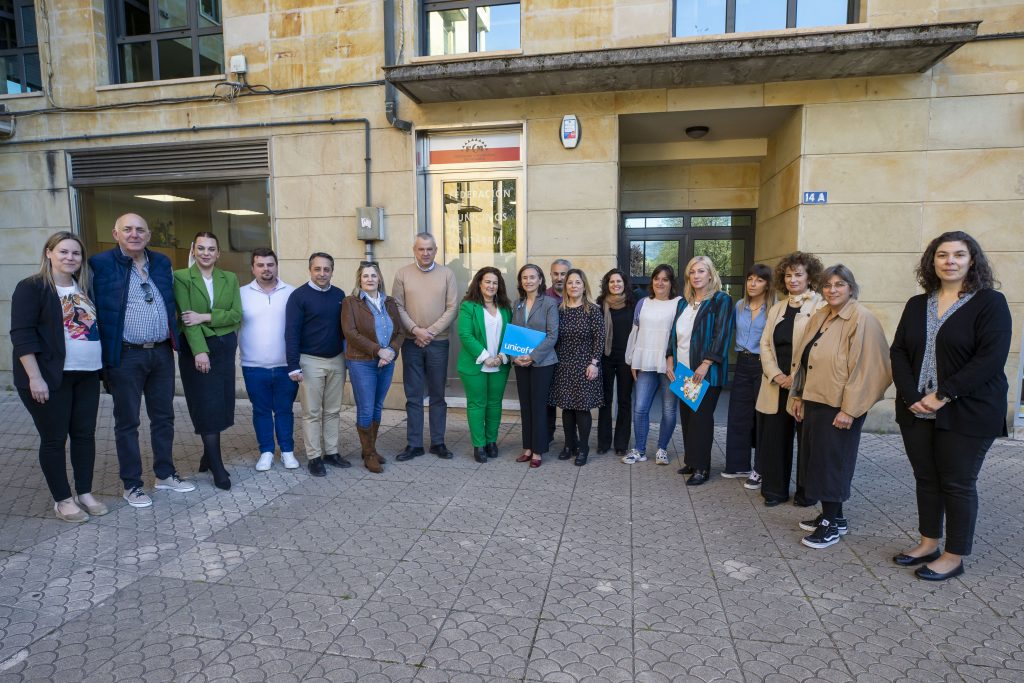 Rosa Díaz y Alicia Martínez Bustillo junto a la consejera y demás representantes de los ayuntamientos que participan en la iniciativa Ciudades Amigas de la Infancia