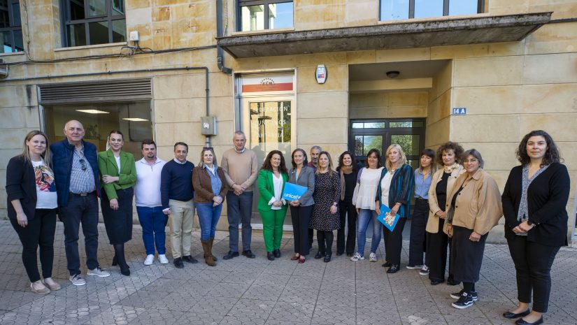 Rosa Díaz y Alicia Martínez Bustillo junto a la consejera y demás representantes de los ayuntamientos que participan en la iniciativa Ciudades Amigas de la Infancia