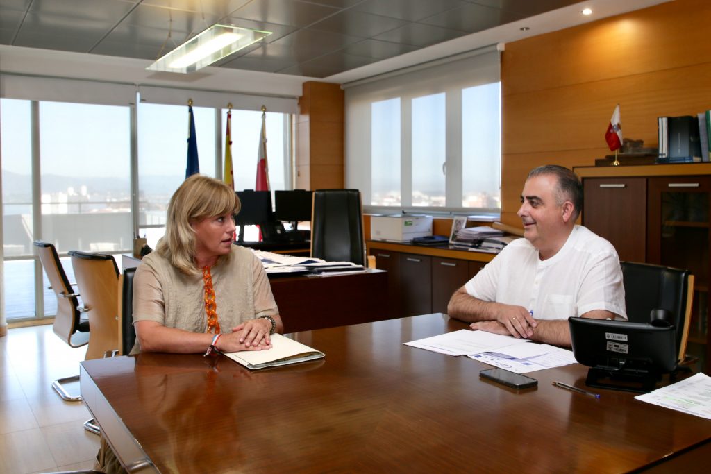 Roberto Media y la alcaldesa de Polanco, Rosa Díez, durante el encuentro institucional