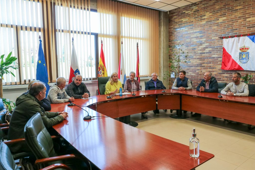 La alcaldesa, Rosa Díaz, reunida con una representación de los vecinos de la urbanización